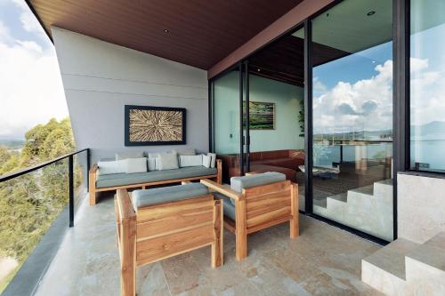Balkoni atau teres di The Brown, Guatape, Autograph Collection