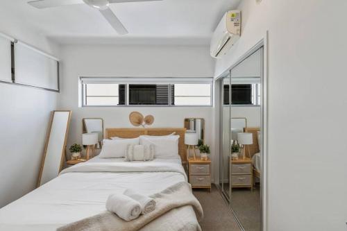 um quarto com uma cama grande e toalhas em Peaceful One Bedroom Residence with Parking em Brisbane