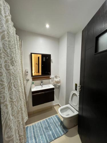 uma casa de banho com um lavatório e um WC em Cozy & Confort au cœur de Kenitra em Kenitra