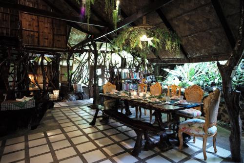 Un comedor con mesa y sillas en Banahaw Circle Nature Retreat, en Pinagdanglayan