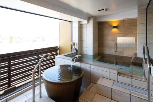 笛吹市的住宿－Fuji Hanayagi no Sho Keizan，带浴缸和盥洗盆的浴室
