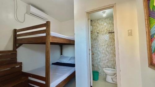 Camera con letto a castello, servizi igienici e doccia. di SANTIAGO PRIVATE RESORT a Pililla