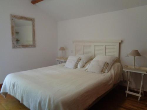 1 dormitorio blanco con 1 cama blanca grande con almohadas en Villa Arcachon, 6 pièces, 10 personnes - FR-1-374-12, en Arcachon