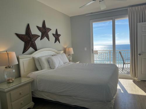 una camera da letto con un letto con stelle sul muro di Panama City Beach Ocreanfront 2BR in Splash Resort 402W a Panama City Beach