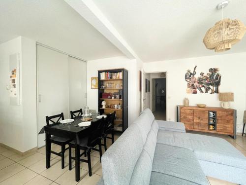 un salon avec un canapé et une table dans l'établissement Joli T2 climatisé proche centre avec parking privé et loggia - Sète - FR-1-338-544, à Sète