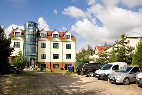 a group of cars parked in front of a building at Zum Alten Schweden in Wolgast