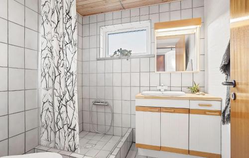 ein Bad mit einer Dusche und einem Waschbecken in der Unterkunft Ocean Front Home In Broager With Kitchen in Broager