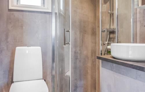 Sundsandvik的住宿－Cozy Home In Uddevalla With House A Panoramic View，浴室配有白色卫生间和盥洗盆。