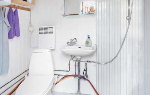 ein kleines Bad mit WC und Waschbecken in der Unterkunft Cozy Home In Vggerlse With Wifi in Bøtø By