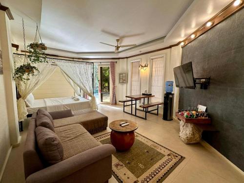 un soggiorno con divano e letto di Castle View Hotel Samal a Magamomo
