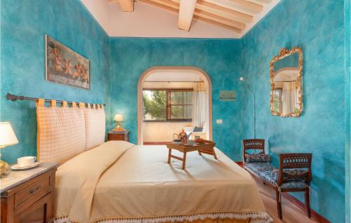 1 dormitorio con cama, mesa y espejo en Villa Monte Bottigli, en Grosseto