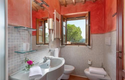 baño con lavabo y aseo y ventana en Villa Monte Bottigli, en Grosseto