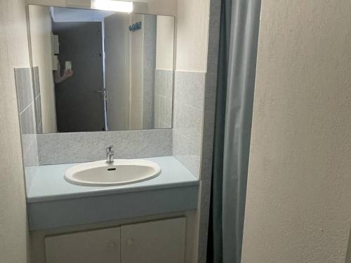 ein Bad mit einem Waschbecken und einem Spiegel in der Unterkunft Appartement Cap d'Agde, 3 pièces, 6 personnes - FR-1-723-54 in Cap d'Agde