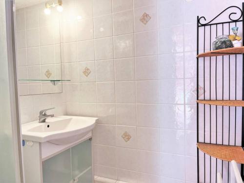 une salle de bain blanche avec un lavabo et un miroir dans l'établissement Duplex familial avec terrasse, proche plage, parking privé - 4 couchages, Le Lavandou - FR-1-251-541, au Lavandou