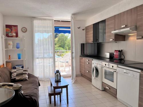 - une cuisine avec un canapé et une table dans une chambre dans l'établissement Duplex ensoleillé avec terrasse, 5 couchages, proche plage, parking inclus - Le Lavandou - FR-1-251-565, au Lavandou