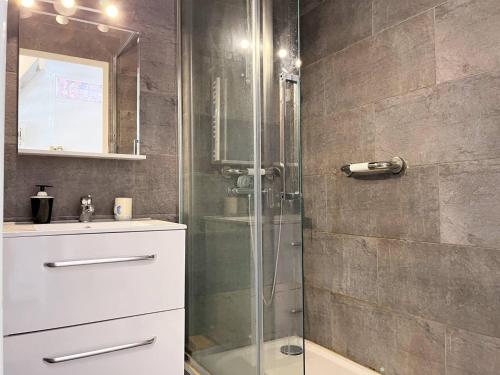 une salle de bain avec une douche en verre et un lavabo dans l'établissement Duplex ensoleillé avec terrasse, 5 couchages, proche plage, parking inclus - Le Lavandou - FR-1-251-565, au Lavandou