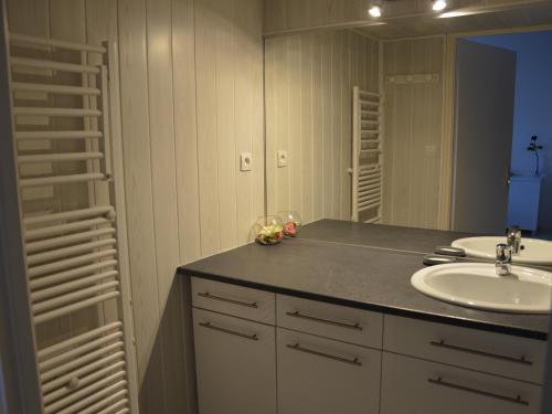 une salle de bain avec un lavabo et un miroir dans l'établissement Maison pour 8 à 200m de la plage avec Wi-Fi gratuit - Saint Hilaire de Riez - FR-1-323-407, à Saint-Hilaire-de-Riez