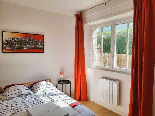 une chambre avec un lit et une fenêtre dans l'établissement Maison rénovée avec jardin, proche plage Kerleven, 8 pers, Golf Cornouaille à 1.8 km - FR-1-481-153, à La Forêt-Fouesnant
