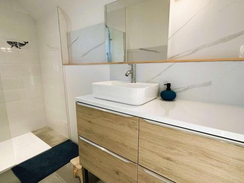 une salle de bain avec un lavabo et une douche dans l'établissement Maison rénovée avec jardin, proche plage Kerleven, 8 pers, Golf Cornouaille à 1.8 km - FR-1-481-153, à La Forêt-Fouesnant