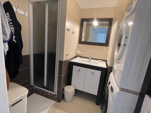 La petite salle de bains est pourvue d'une douche et d'un lavabo. dans l'établissement Appartement 2 chambres + mezzanine, proche plage, climatisé, terrasse, parking réservé - FR-1-768-61, aux Issambres