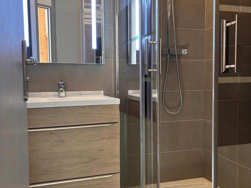 y baño con ducha y lavamanos. en Appartement Avoriaz, 2 pièces, 4 personnes - FR-1-634-99, en Morzine