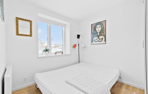 um quarto branco com uma cama e uma janela em Amazing Home In Niv With Kitchen em Nivå