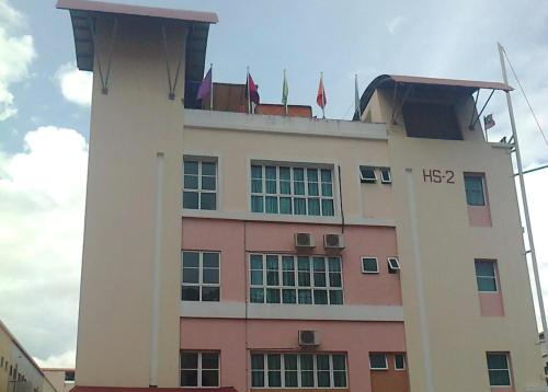 un edificio con banderas encima en Hotel Western, en Sandakan