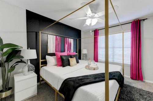 um quarto com uma cama e uma ventoinha de tecto em Comfy& stylish ~2bed~2Bath ~8 minute to Downtown em Austin