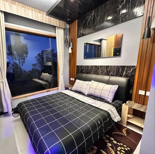 ein Schlafzimmer mit einem Bett und einem großen Fenster in der Unterkunft Sky View Bromo Guest House in Ngadisari