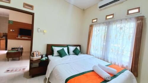 Postel nebo postele na pokoji v ubytování Homestay Jogja Condongcatur by Simply Homy