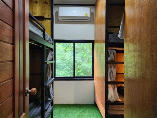 eine offene Tür zu einem Zimmer mit Fenster in der Unterkunft The 10 club hostel in Thongsala