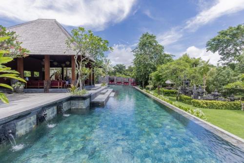 - une piscine à débordement dans l'arrière-cour d'une maison dans l'établissement La Reserve 1785 Canggu Beach, à Canggu