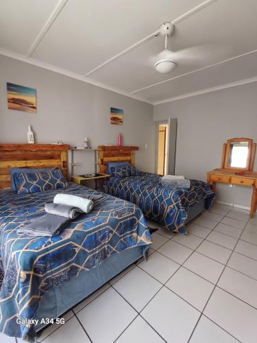 - une chambre avec 2 lits et une fenêtre dans l'établissement GAV'Z Guesthouse, à Richards Bay