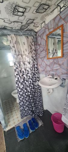 een badkamer met een wastafel en een spiegel bij Mambo Game View in Elmenteita