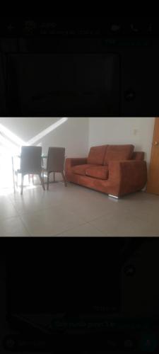 un sofá marrón y 2 sillas en una habitación en Habitación Principal con terraza en Ciudad Juárez