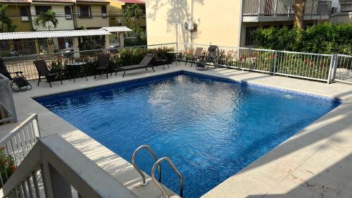 uma grande piscina azul num edifício em Hotel Bella em Tamarindo