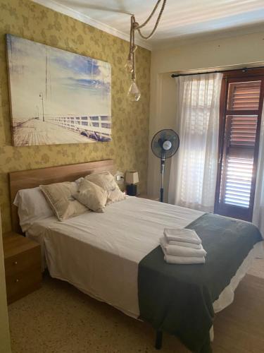 a bedroom with a bed with towels on a table at La casa de bega de mar in Sueca