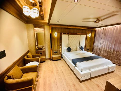 una camera da letto con un letto, un divano e una sedia di Hotel Safari a Jaipur