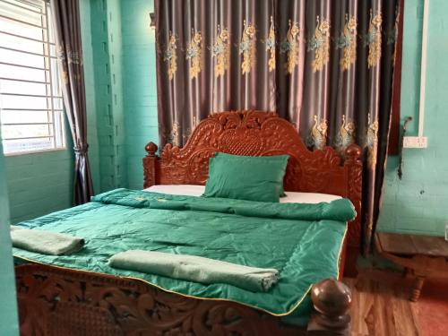 Kep Family House & Restaurant في Phumĭ Ŏng Char: غرفة نوم مع سرير مع لوح خشبي للرأس