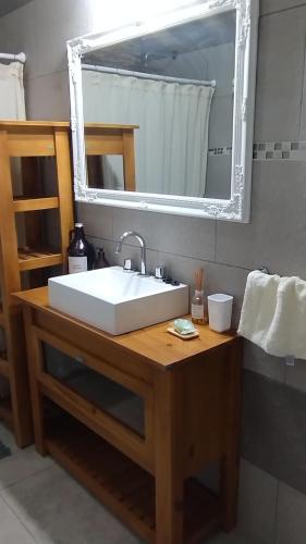 y baño con lavabo blanco y espejo. en Los Abuelos en Duggan