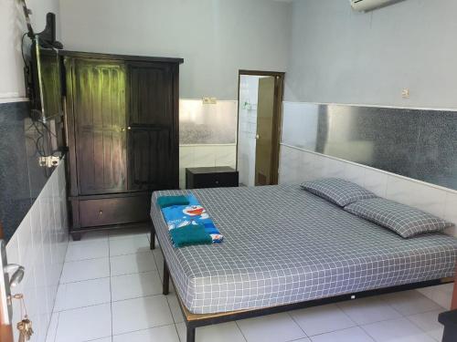 Taman Paradise Homestay في Pradahkalikendal: غرفة نوم بسرير في غرفة