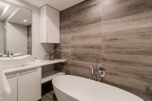 Pretoria的住宿－Stay Regency Menlyn，浴室配有白色卫生间和盥洗盆。