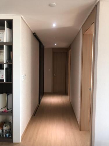 un couloir vide avec une porte et une chambre dans l'établissement Bluepant's homestay, à Namyangju