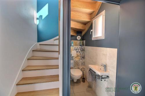 ビニックにあるLa villa du chateau crocのバスルーム(階段、トイレ、洗面台付)
