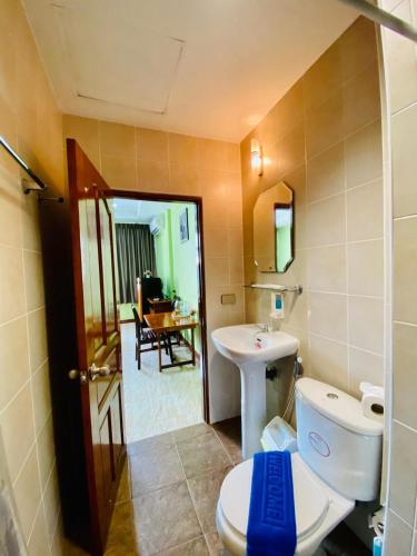 La salle de bains est pourvue de toilettes et d'un lavabo. dans l'établissement BT hotel Kata Beach, à Kata Beach
