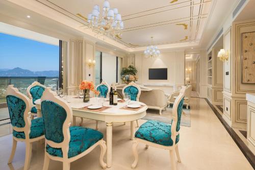 a dining room with a table and chairs at Wyndham Nankunshan in Cenkeng