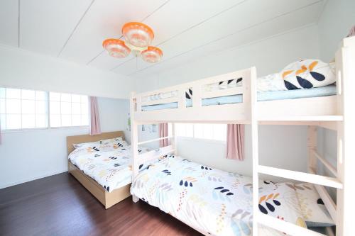 a bedroom with two bunk beds and a ceiling at Sungarden - Vacation STAY 95967 in Otaru