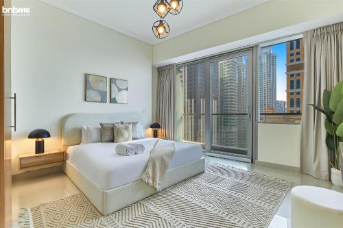 Кровать или кровати в номере bnbmehomes - 54th Floor Sea View - Heart of Marina - 5407