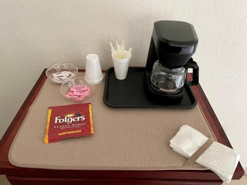 een tafel met een koffiezetapparaat en een doos popcorn bij Suite AMAI, Valle de Guadalupe in Colonia de Guadalupe
