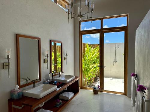 חדר רחצה ב-Infinity Luxury Villa - Stunning Sea and Piton Views